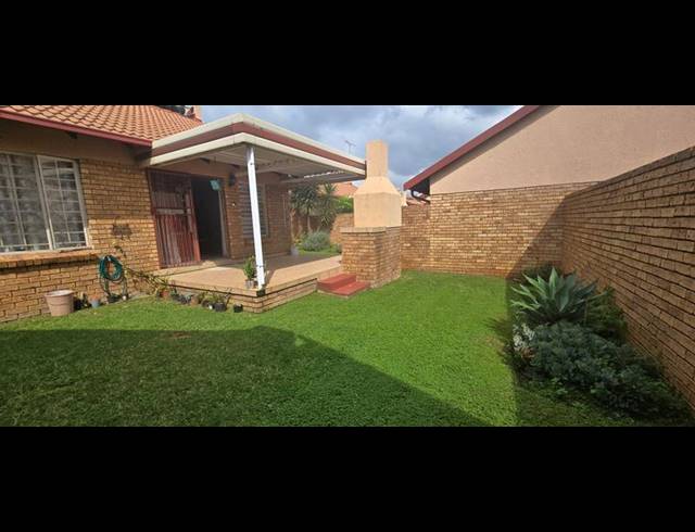 2 BEDROOM TOWNHOUSE FOR SALE IN MAGALIESKRUIN